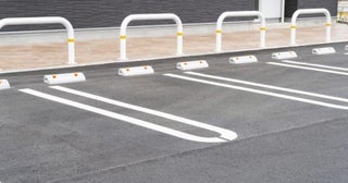 観光地で「コンビニの駐車場」に2時間駐車→戻ってから「罰金3万円」の張り紙にビックリ！ お店で「5000円分」は買い物済みなのに、さらに“駐車代”も払うんですか？ 利用時の注意点とは