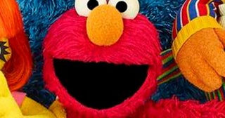 セサミストリートのエルモを徹底解説！世界中を笑顔にする“赤いモンスター”の愛される理由と、意外な特技とは？