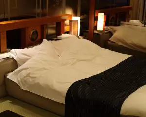 ラブホテルで働く“ギャル女子大生”が泣きわめく事態に…フロントで遭遇してしまった“まさかの人物”とは