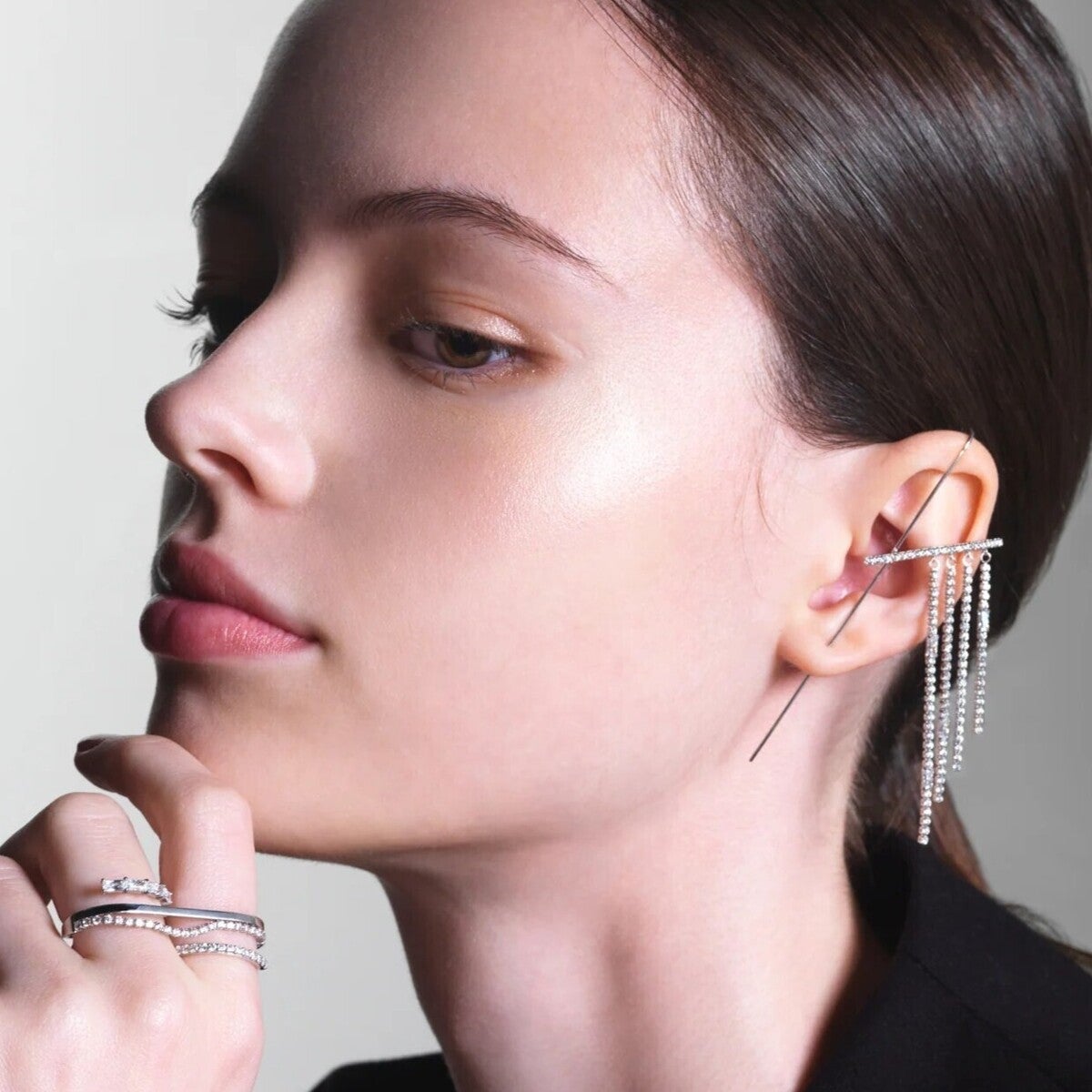 冬のジュエリーは静謐でタイムレスな輝きを手元に。多幸感に満ちた「VARIÉLLE」のリングで指先に可憐な彩り