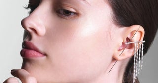 冬のジュエリーは静謐でタイムレスな輝きを手元に。多幸感に満ちた「VARIÉLLE」のリングで指先に可憐な彩り