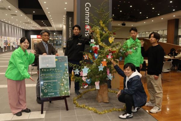 施設の子どもたちへのプレゼント募るツリーをキャンパスに設置岡山理科大学経営学部のギビングツリー・プロジェクト