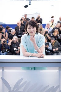 松たか子、爽やかなブルードレスでカンヌ国際映画祭フォトコールに登場