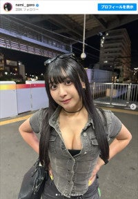 異例解雇から4年のグラビア美女、タイトなデニムコーデに反響