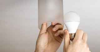 2027年には「蛍光灯」が買えなくなる!?「LED」にすると電気代はどのくらい節約できるの？