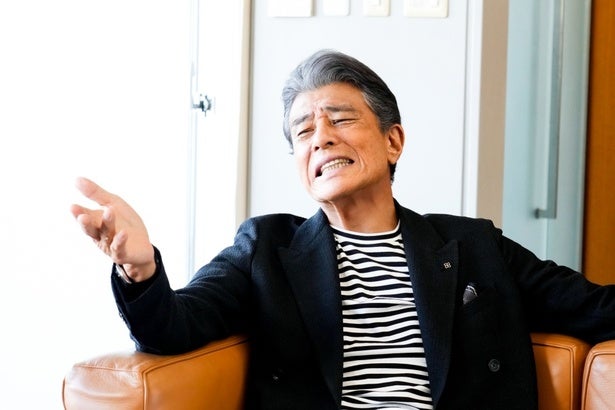 舘ひろし、役者人生の集大成!?『免許がない！』から「あぶ刑事」まで『免許返納!?』に散りばめられたキャリアの足跡