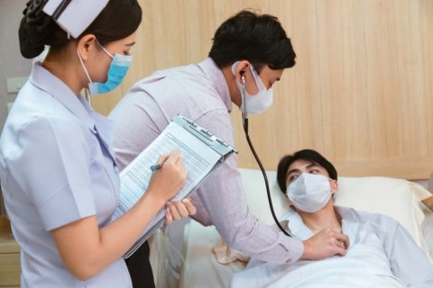 【改正】「年収700万円」の夫は、長期療養中で「月30万円」の医療費が…自己負担は“約8万円”ですが、8月から「高額療養費制度の改正」で“年30万円増”って本当ですか？