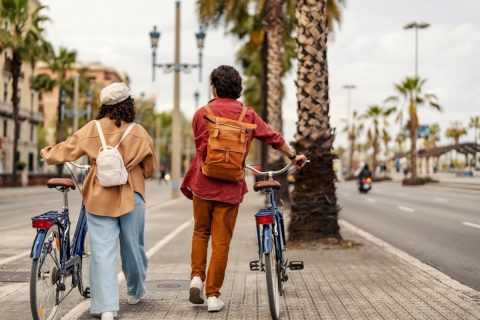 友人と自転車を横に並んでおしゃべりしながら走行（並進）。これって実は違反で、警察に見つかると反則金の対象になる？