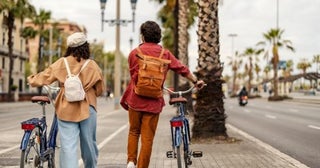 友人と自転車を横に並んでおしゃべりしながら走行（並進）。これって実は違反で、警察に見つかると反則金の対象になる？
