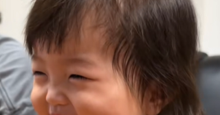 この声はクセになる！ パパがちょっかいかけたらツボに入っちゃった女の子の爆笑っぷりがスゴイ