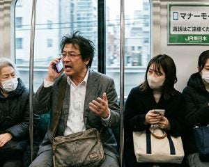 「ここは俺の席だぞ！」電車内で迷惑行為を繰り返す50代男性を退散させた女性のひと言