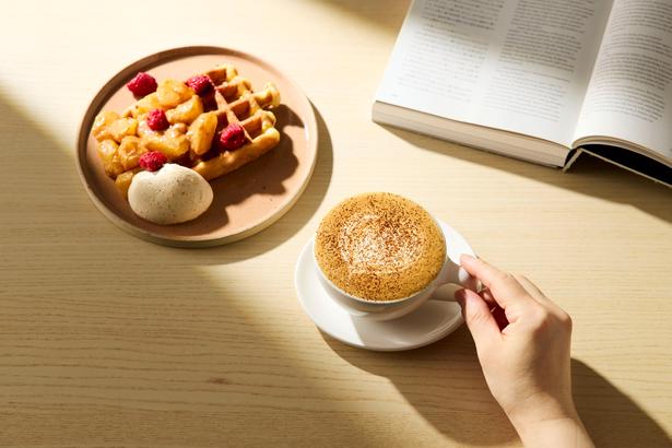 ブルーボトルコーヒー カフェに秋限定メニューが登場！新作のミソキャメルラテや秋限定スイーツでくつろぎのペアリング体験を