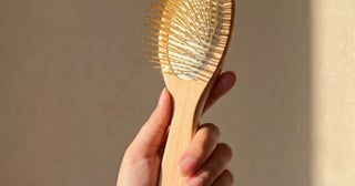 大ヒット「カッサヘアブラシ」がリニューアル！SNOW FOX SKINCARE、握りやすさ＆高級感のあるデザインに進化して新発売