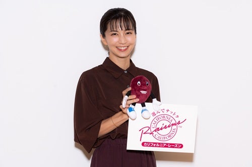  安田美沙子、「酒粕レーズン」のアレンジメニューに笑顔 