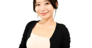 “夫に内緒”でセクシー女優になった一児の母。「いまだに夫は知らない」実妹とママ友たちとの意外な協力関係