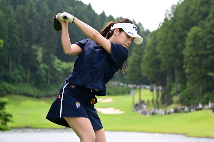 なぜ初優勝の吉田鈴は安定してドローが打てる？ 『右ヒジを真下に下ろす』切り返しは僕らでも真似できる【優勝者のスイング】