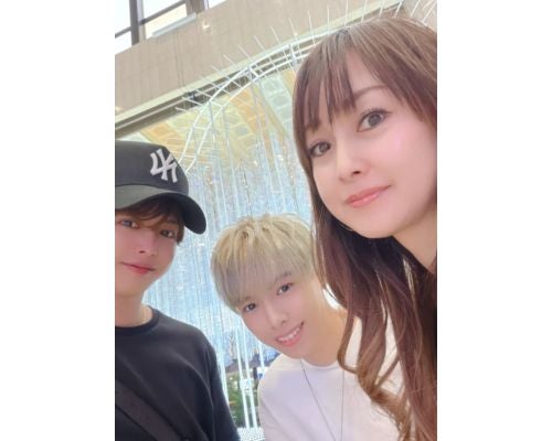 渡辺美奈代、イケメン息子２人と顔寄せ合う韓国旅３ショット 