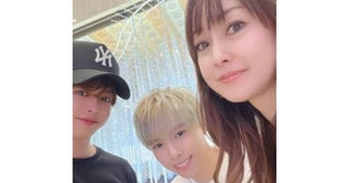  渡辺美奈代、イケメン息子２人と顔寄せ合う韓国旅３ショット 