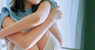 天野ちよ、迫力いっぱいのバストで迫るSPA!でグラビア