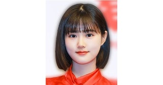 パーカー×メガネコーデに“キュンキュン”…原菜乃華、頭上でダブルピース姿に「めっちゃかわい過ぎ」