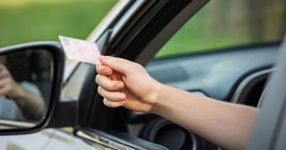 3月から始まった「マイナ免許証」。従来より「更新手数料」などが安くなったらしいけど、取得しないと“罰則”はある？ そもそも取得は義務なのでしょうか？