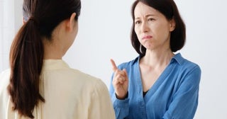 母に「この恩知らず！」と罵られ衝撃…兄は“実家の建て替え費用”を「500万円」出したそうですが、私は“30代・手取り21万円”で奨学金の返済中。援助できないのは“親不孝”ですか？