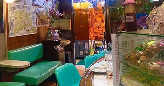 入り口は駄菓子屋さんの“奥”。大阪の商店街にたたずむ「白泉堂」は、昭和レトロ感まんさいのいま注目スポット