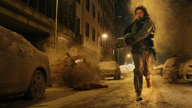 配達⼈が体験する⼀夜の恐怖！『バイオハザード』新予告＆ザック・クレッガー監督が本作を語る特別映像