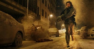 配達⼈が体験する⼀夜の恐怖！『バイオハザード』新予告＆ザック・クレッガー監督が本作を語る特別映像