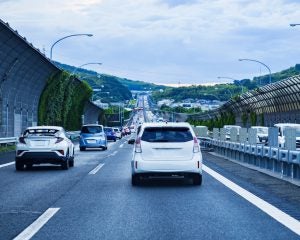 “あおり運転”に「もう無理と思った」高速道路で黒塗りのアルファードが警察に捕まるまで