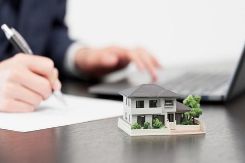 老後に夫婦で公営住宅に入ることは可能でしょうか？ 年金は夫婦で月15万円ほどしかなく、生活がギリギリ…。入居条件や手続きについても知りたいです。