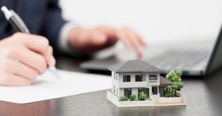 老後に夫婦で公営住宅に入ることは可能でしょうか？ 年金は夫婦で月15万円ほどしかなく、生活がギリギリ…。入居条件や手続きについても知りたいです。