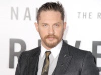 クビが囁かれたトム・ハーディ、無事に『モブランド』シーズン3復帰！