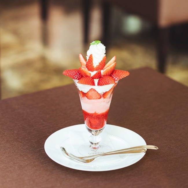 日本橋「千疋屋総本店 フルーツパーラー」の、希少ないちごを使ったパフェ！ここでしか食べられない、老舗の名作いちごパフェ