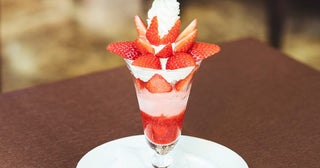 日本橋「千疋屋総本店 フルーツパーラー」の、希少ないちごを使ったパフェ！ここでしか食べられない、老舗の名作いちごパフェ