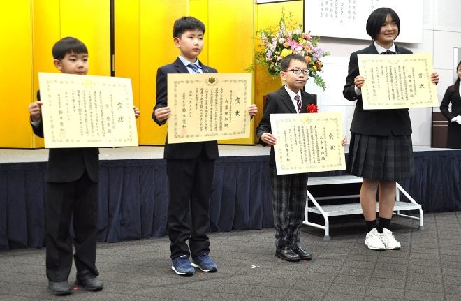 優れた作品制作の28人表彰JA共済書道ポスター表彰式