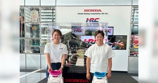 岩井明愛&千怜が英国のホンダとアストンマーティンを表敬訪問！ 腕組みポーズでF1カーと記念写真も