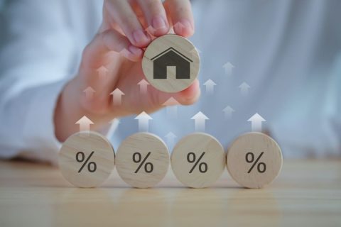 住宅ローン「残債3000万円」に、ボーナス50万円で“繰り上げ返済”したい！ 夫は反対しますが、変動金利なので“金利0.5％アップ”で「返済200万円増」なのにナゼ？ デメリットを確認