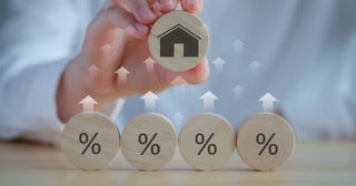 住宅ローン「残債3000万円」に、ボーナス50万円で“繰り上げ返済”したい！ 夫は反対しますが、変動金利なので“金利0.5％アップ”で「返済200万円増」なのにナゼ？ デメリットを確認