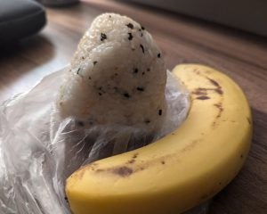 「炊き出し」に並ぶ28歳男性、おにぎり1個とバナナ1本にため息。生活保護やホームレスではない人たちも