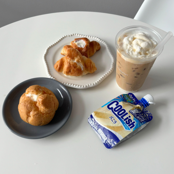 海外SNSで話題の“クーリッシュアレンジ”まとめ！コンビニで揃う、カフェラテやパンで楽しむひんやりデザート