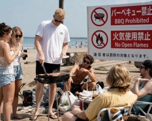 “BBQ禁止”無視で大騒ぎ。「No problem」と笑う外国人観光客が警察に連行されるまで