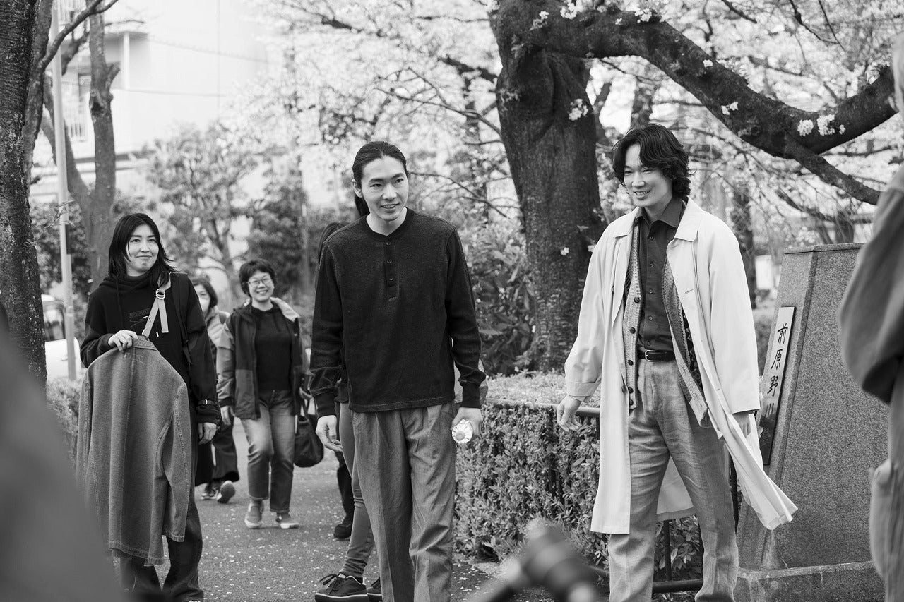 綾野剛、柄本佑のセリフ回しにうっとりし「自分のセリフを忘れた」「星と月は天の穴」メイキング写真