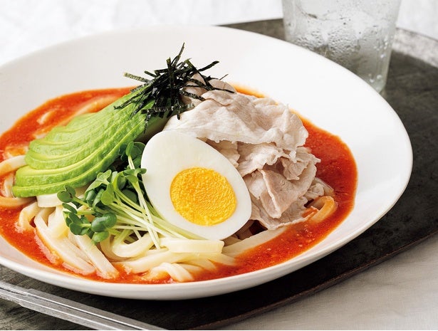 リコピン×ビタミンEの最強コンビ！「豚しゃぶとアボカドの冷製トマトうどん」で夏の肌ケアを
