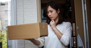 Amazonから代引きで届いた荷物に「覚えがない」と妻が言っています。もしかして詐欺？ 対処法は？