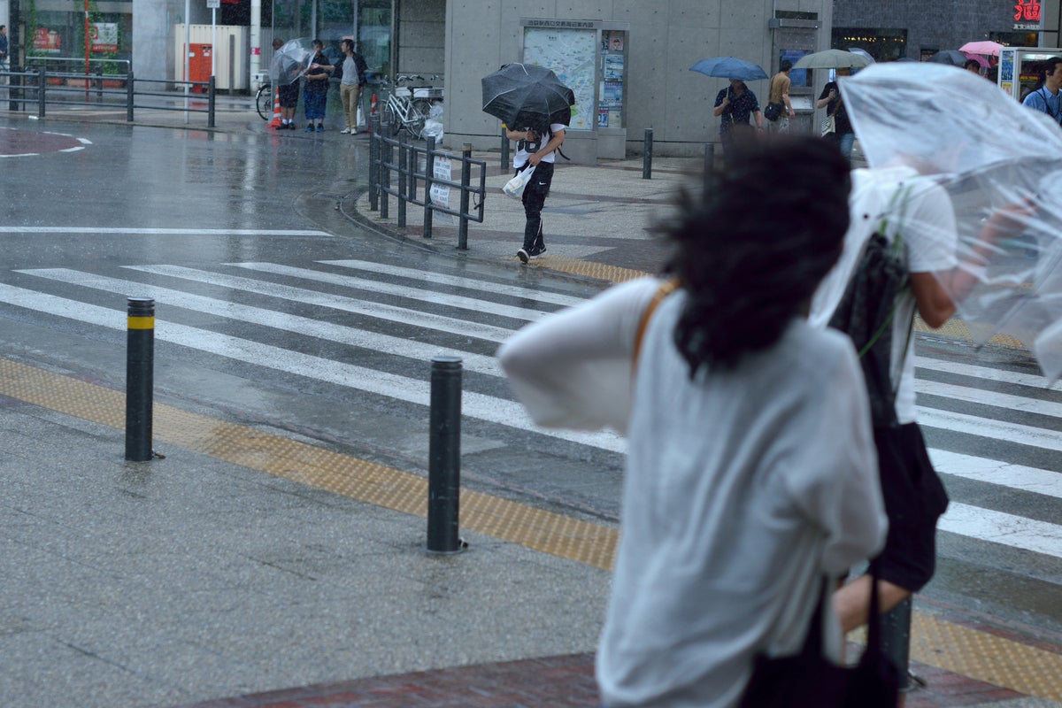 「車の鍵を貸しなさい」突然の土砂降りでスーパーの出口で立ち往生するシングルファザーに、夫婦が信じられない親切