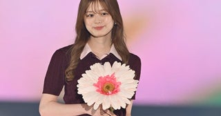 紺野彩夏、白バルーンスカートで美脚披露【GirlsAward 2025SS】
