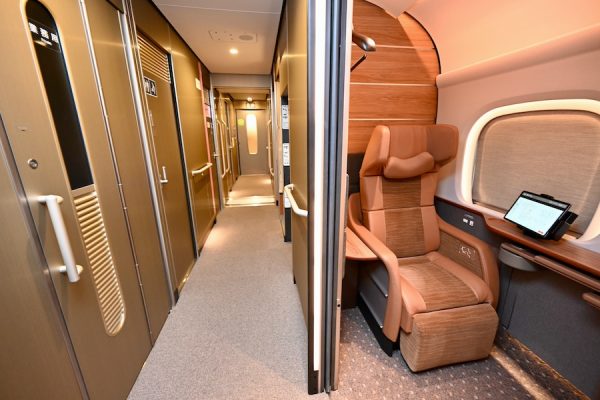 東海道新幹線、完全個室席「Supreme Class」公開1編成に2室のみの“最上級クラス”