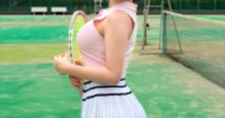 147cm現役アイドル、横からのショットが「すっっご」「スタイル抜群」テニスウェア姿で魅了