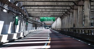 “黄色の実線と白の破線”がある車線境界線の意味は？“車線変更”にまつわる「道路交通法」をチェック